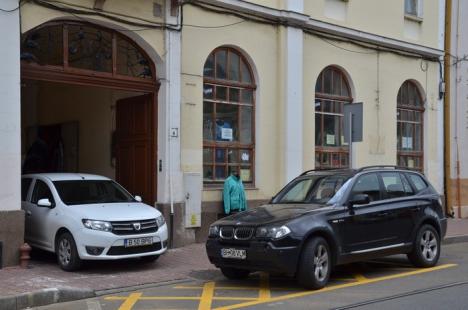 Peizani cu BMW-uri: O şoferiţă a blocat o curte interioară, nepăsându-i că parcarea era interzisă (FOTO)