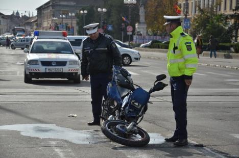 Accident în centru: Un motociclist a intrat din plin într-un Matiz care a trecut pe galben (FOTO)