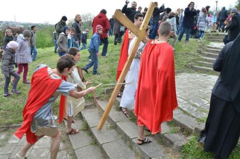 Sute de orădeni l-au condus pe Hristos pe Drumul Crucii (FOTO)