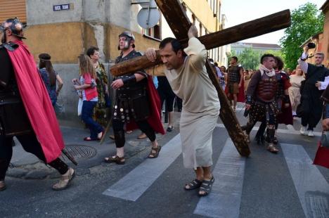 Patimile lui Hristos: Sute de orădeni l-au însoţit pe Iisus pe Drumul Crucii (FOTO / VIDEO)