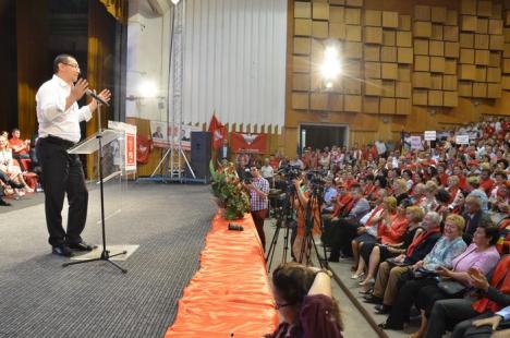 Pesediştii bihoreni l-au rugat pe Ponta să candideze la Preşedinţie şi i-au dat o minge semnată de baschetbaliştii CSM Oradea (FOTO/VIDEO)