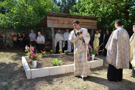 Criticat că n-a mers la înmormântare, episcopul Sofronie a oficiat parastasul părintelui Ciordaş (FOTO)