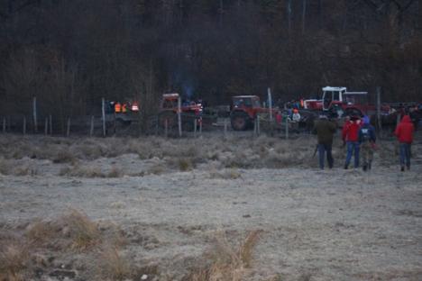 Activiştii pentru protecţia animalelor au protestat la uşa lui Ţiriac, cerându-i să joace tenis, nu să ucidă (FOTO)