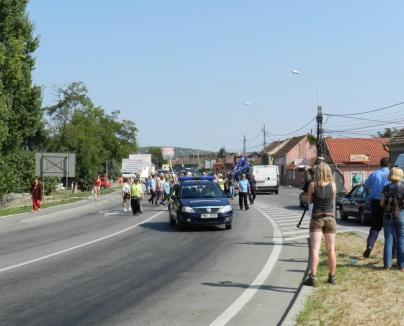 'Vrem centură!'. Marş organizat de PPMT în Episcopia Bihor pentru construirea unei şosele de centură (FOTO)