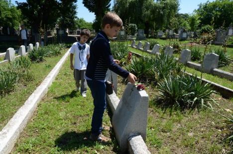 Autorităţile au marcat Ziua Eroilor Neamului cu depuneri de coroane (FOTO)