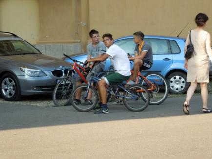 Sute de orădeni şi-au dus vehiculele la sfinţit. De la biciclete şi Dacii, până la BMW-uri (FOTO / VIDEO)