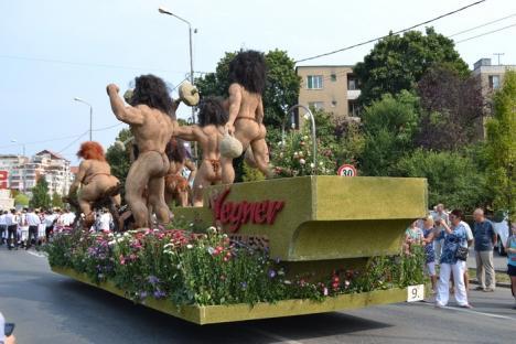 Caravana Florilor a făcut senzaţie prin oraş cu patru amazoane şi show de dans în mers (FOTO/VIDEO)