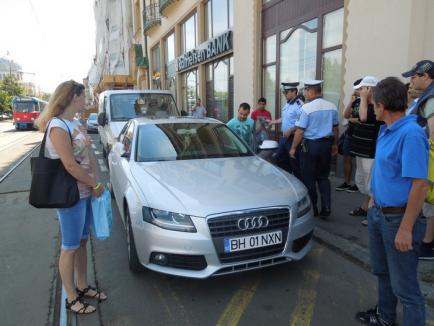 Primele efecte ale parcării "la liber": un cocalar cu Audi a blocat tramvaiele de lângă Primărie până la Emanuel (FOTO)