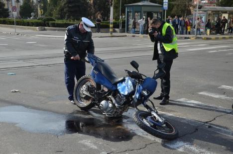 Accident în centru: Un motociclist a intrat din plin într-un Matiz care a trecut pe galben (FOTO)