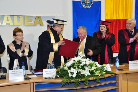 Rectorul timişorean Ioan Talpoş a devenit Doctor Honoris Causa al Universităţii din Oradea (FOTO)