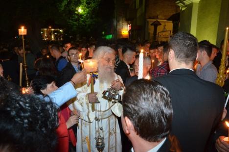 Hristos a Înviat! Sute de orădeni au mers să ia lumină la bisericile din centru (FOTO)