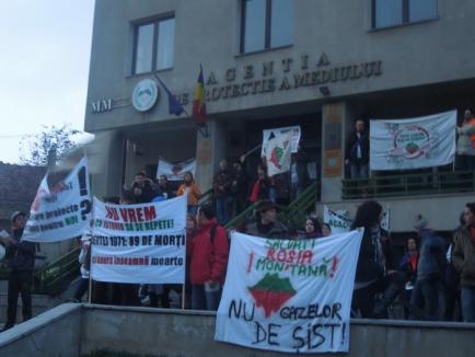 Protestatarii împotriva exploatărilor de la Roşia Montană au scandat în faţa sediului APM (FOTO / VIDEO)