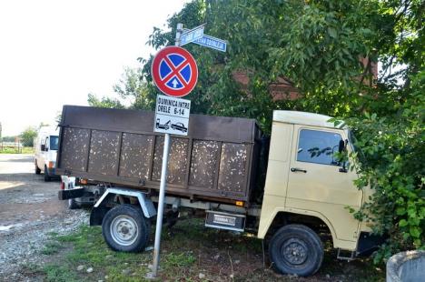 Protest... cu ridicări: "Hingherii" de maşini au descins în cartierul Europa când localnicii protestau împotriva vizitatorilor din Ócska (FOTO)