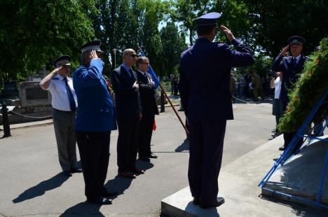 Autorităţile au marcat Ziua Eroilor Neamului cu depuneri de coroane (FOTO)