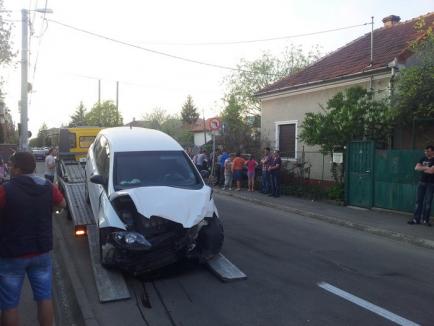 Mijlocaşul FC Bihor Ovidiu Bic, cu maşina distrusă în accident: Şoferiţa unui Seat nu i-a dat prioritate şi l-a proiectat într-o casă (FOTO)