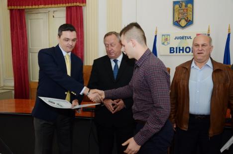 Campionii de la echipa de polo juniori I a CS Crişul, premiaţi de conducerea clubului (FOTO)