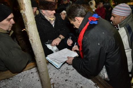 Oradea, seara a şasea de proteste: Unii manifestanţi s-au retras din cauza lozincilor vulgare (FOTO)