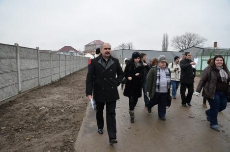 Bolojan a plimbat presa prin oraş, ca să-şi prezinte o parte din realizări (FOTO)