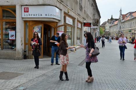 Noaptea Bibliotecilor: Pentru că "lectura e cool-tură", elevii orădeni au împărţit gratis cărţi (VIDEO)