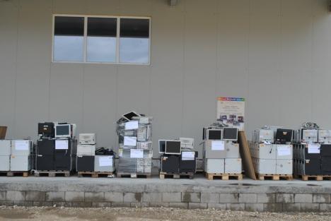 NATO Charity Bazaar a donat 280 de calculatoare şcolilor din Bihor (FOTO)
