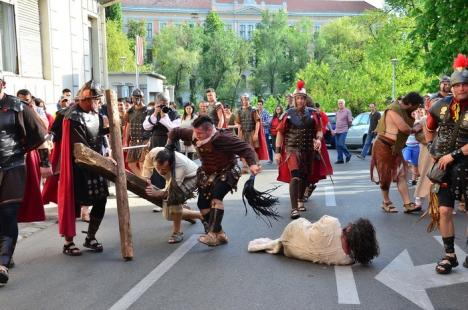 Patimile lui Hristos: Sute de orădeni l-au însoţit pe Iisus pe Drumul Crucii (FOTO / VIDEO)