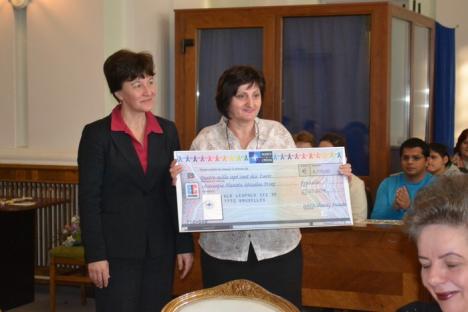 Preşedinta Nato Charity Bazaar a înmânat cecuri fundaţiilor bihorene care au câştigat sponsorizări în 2013 (FOTO)
