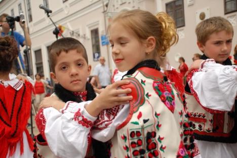 Carnaval european pe străzile Oradiei: Elevii au promovat unitatea în Europa (FOTO/VIDEO)