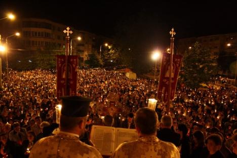 Hristos a Înviat! Sute de orădeni au mers să ia lumină la bisericile din centru (FOTO)