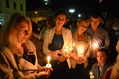 Hristos a Înviat! Sute de orădeni au mers să ia lumină la bisericile din centru (FOTO)