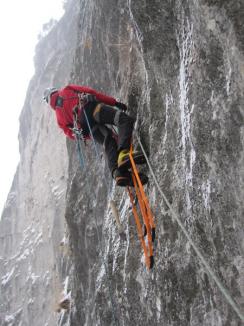 Premieră în alpinism: Traseu extrem de dificil, din Cheile Bicazului, deschis, pe timp de iarnă, de doi orădeni (FOTO)