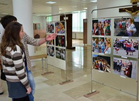 Noaptea Bibliotecilor: Pentru că "lectura e cool-tură", elevii orădeni au împărţit gratis cărţi (VIDEO)