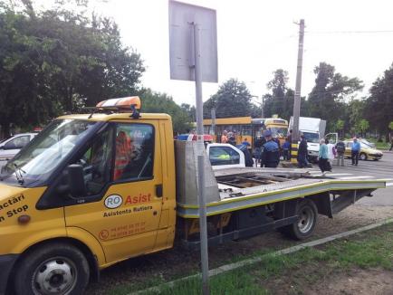 Accident pe strada Corneliu Coposu: Dubiţă, lovită de tramvai, după ce şoferul nu a acordat prioritate (FOTO)