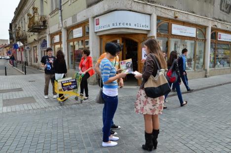 Noaptea Bibliotecilor: Pentru că "lectura e cool-tură", elevii orădeni au împărţit gratis cărţi (VIDEO)