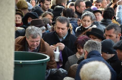 Lupta pentru apă sfinţită: La Biserica cu Lună sute de orădeni s-au înghesuit să ia agheasmă (FOTO)