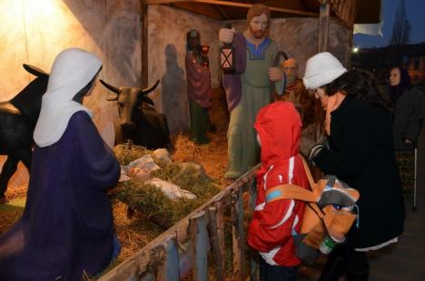 Pregătiri de Crăciun: Ieslea cu scena naşterii Mântuitorului a fost amenajată în faţa Primăriei (FOTO)