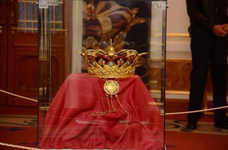 Orădenii au luat cu asalt Teatrul pentru a vedea coroana Reginei Maria (FOTO)