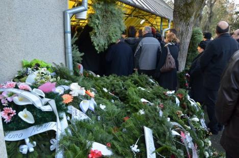 Sute de oameni la înmormântarea lui Şerban Taichiş, studentul care s-ar fi aruncat de pe un complex din Cluj (FOTO)