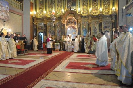 Hristos a Înviat! Sute de orădeni au mers să ia lumină la bisericile din centru (FOTO)