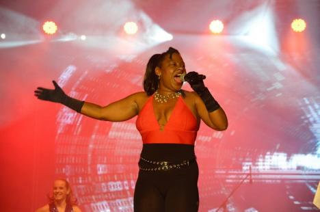 Concert cu jumătate din Culture Beat: Orădenilor le-a cântat doar solista Tanya Evans (FOTO)