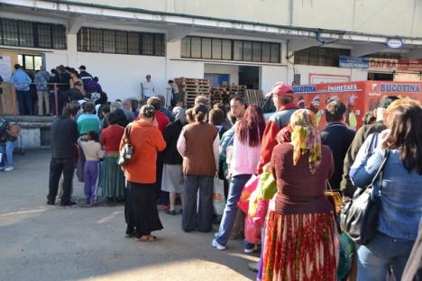 Sute de nevoiaşi s-au înghesuit la ASCO să-şi primească alimentele gratuite (FOTO)