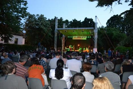 Jazz în parc: Pasionaţii de jazz au ascultat cântece dedicate Papei Ioan Paul II la festivalul Posticum (FOTO)
