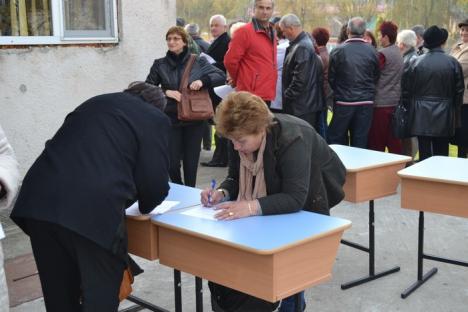 Turiştii din Felix se înghesuie la vot: "Au organizat votările ca în străinătate" (FOTO)