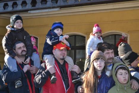 Moş Crăciun, asaltat de părinţi în Gara Oradea: "Aţi mai văzut copil sub tren?" (FOTO / VIDEO)