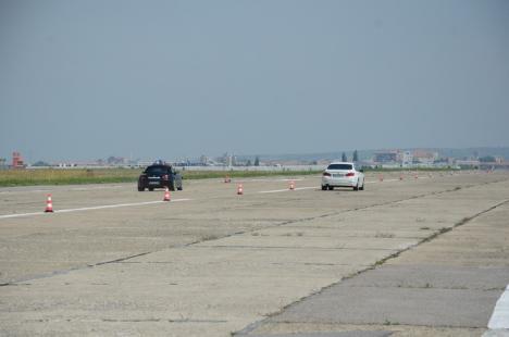 Bolizi şi "maşini turbate" la Aeroportul Oradea. Şoferi din toată ţara se întrec în "liniuţe" (FOTO / VIDEO)