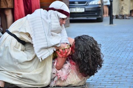 Patimile lui Hristos: Sute de orădeni l-au însoţit pe Iisus pe Drumul Crucii (FOTO / VIDEO)