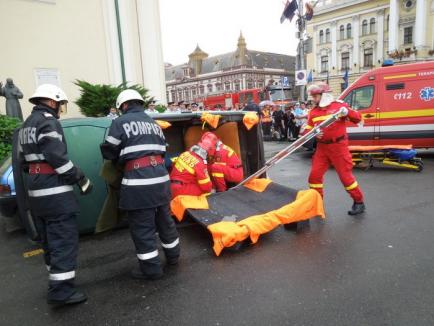 Demonstraţie în forţă în faţa Primăriei: Pompierii şi SMURD au arătat cum salvează vieţi dintr-un accident rutier (FOTO)