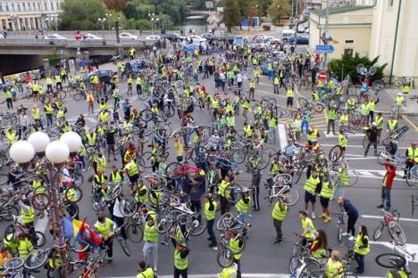 Bicicleta, cel mai rapid mijloc de transport în Oradea. Peste 500 de orădeni au pedalat victorioşi prin oraş (FOTO/VIDEO)