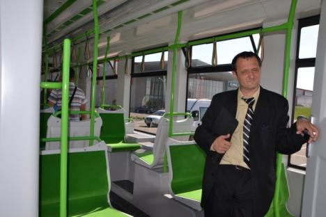 Prezentarea celui mai modern tramvai românesc i-a cam lăsat indiferenţi pe orădeni (FOTO)