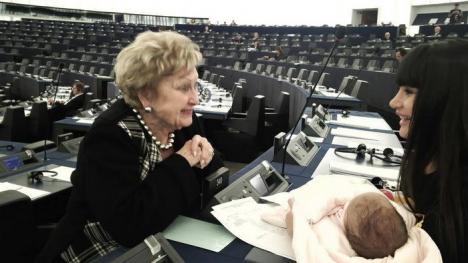 EBA şi-a dus fiica în PE (FOTO)