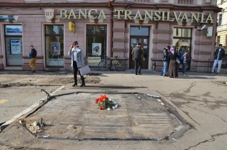 Recviem pentru Piaţa Unirii: Florarii de lângă Primărie au lăsat flori şi lumânări în locul buticului (FOTO)